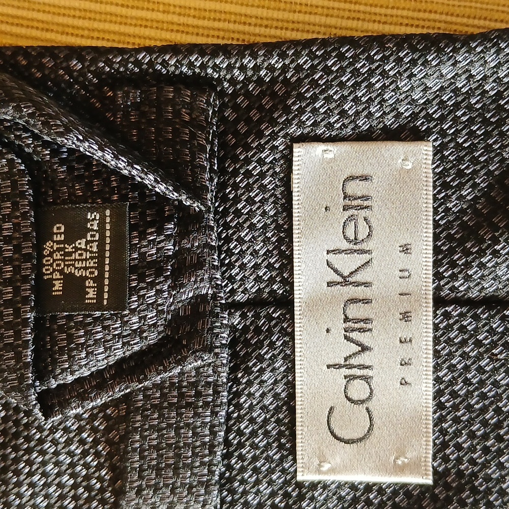 Calvin Klein 100% Silk Premium Classic Black Textured Tie - Picture 3 of 4